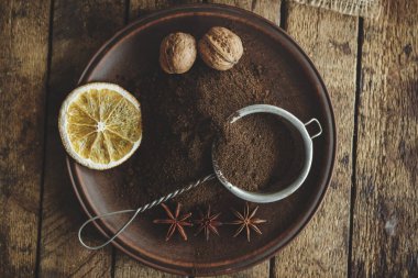 Kavrulmuş kahve çekirdekleri ve plaka çekilmiş kahve