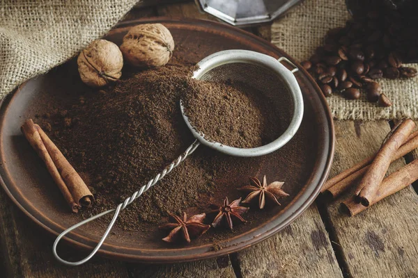 Gebrande koffiebonen en gemalen koffie in de plaat — Stockfoto