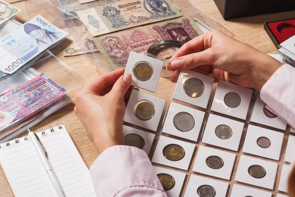 Instellen van oude munten in de zakken — Stockfoto