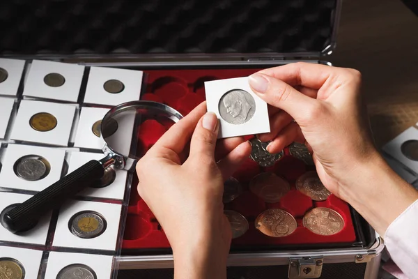 Kadının elinde dolar para