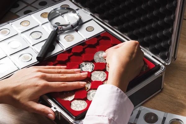 Tahsil sikke ve Büyüteç ile kutusu