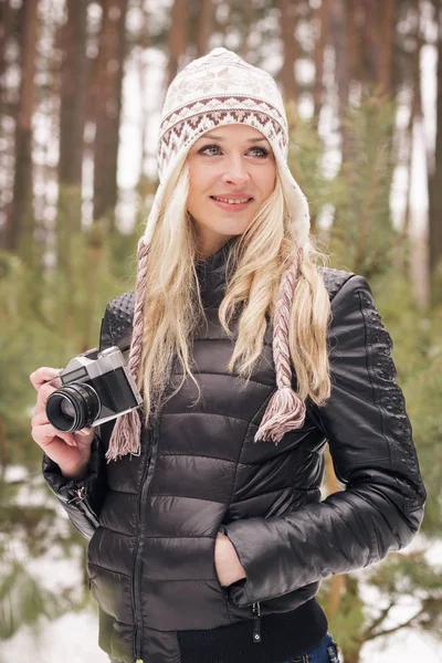 Joven mujer rubia atractiva con una cámara vieja — Foto de Stock