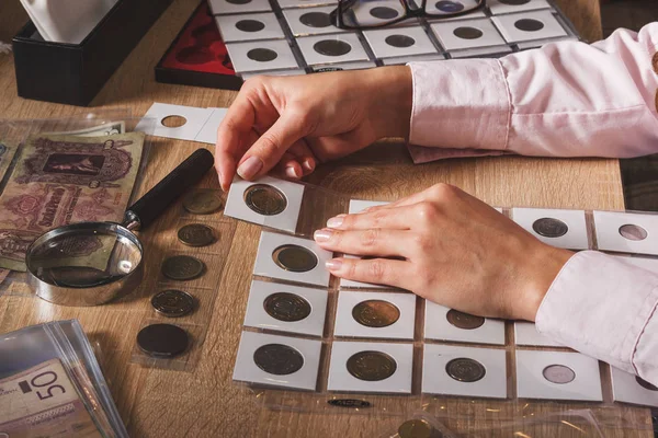 Kadının elinde Zlotisi sikke