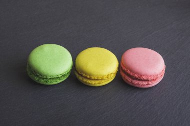 Birkaç farklı renkli macaroons