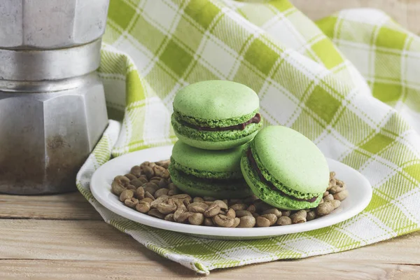 Old coffee pot, green macaroons — Stock Photo, Image