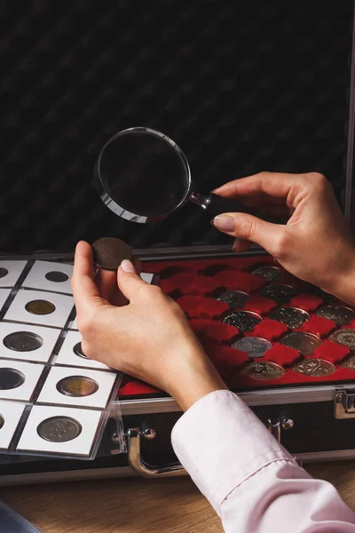 Kadının elinde Büyüteç aracılığıyla tahsil madeni para