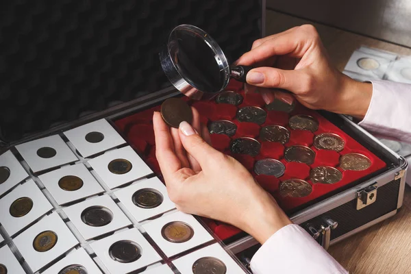 Caja con monedas coleccionables en las celdas — Foto de Stock