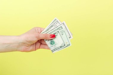 Amerikan Doları olarak kadının el, sarı arka plan