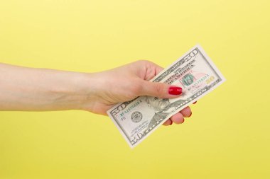 Amerikan Doları olarak kadının el, sarı arka plan