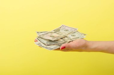 Elli, yirmi, beş ve bir dolar kadının el, sarı arka plan