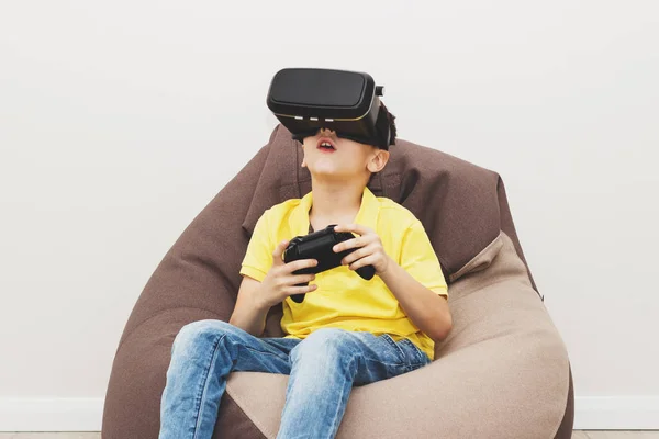 Niño juega juego con gafas de realidad virtual en el interior —  Fotos de Stock