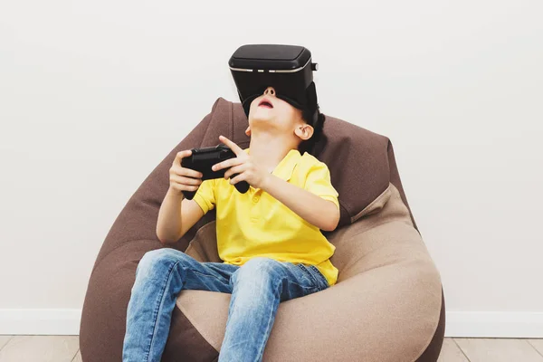 Ragazzo gioca gioco con occhiali realtà virtuale al chiuso — Foto Stock