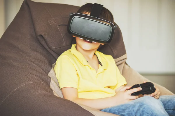 Fiú játszik játék virtuális valóság szemüveg beltéri — Stock Fotó