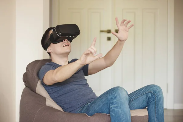 El hombre juega juego con gafas de realidad virtual en interiores —  Fotos de Stock