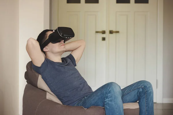 El hombre juega juego con gafas de realidad virtual en interiores — Foto de Stock