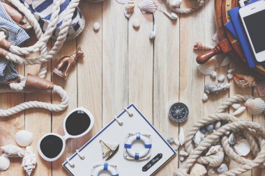 Pasaport, telefon, çizgili ayakkabılarla, güneş gözlüğü, çanta, pusula ve deniz süslemeleri