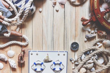 Çizgili ayakkabılarla, çanta, pusula ve deniz süslemeleri