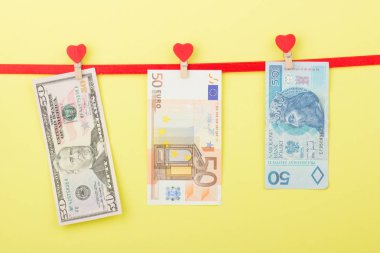 50 dolar, Zlotisi ve euro clothespins, sarı arka plan asmak