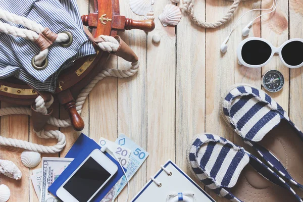 Çizgili ayakkabılarla, para, pasaport ve deniz süslemeleri