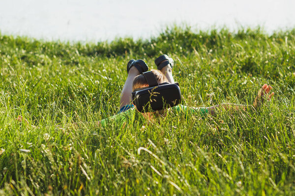 Boy plays game with virtual reality glasses outdoors — Stock Photo, Image