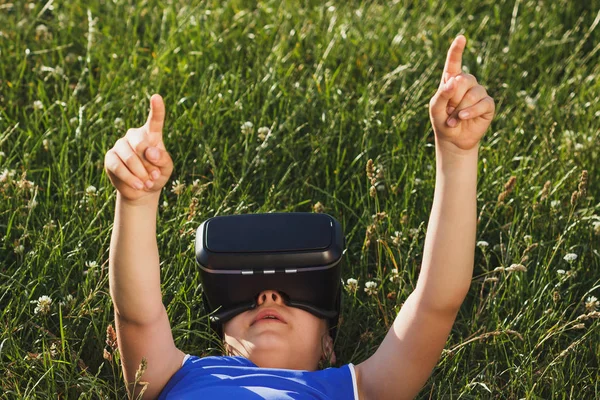 Ragazzo gioca gioco con occhiali realtà virtuale all'aperto — Foto Stock