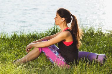 Göl kıyısında dinleme müzik sportif çekici kadın