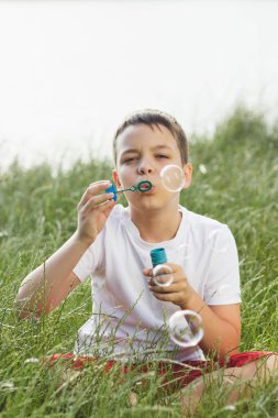 Küçük çocuk sabun köpüğü darbeler