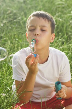 Küçük çocuk sabun köpüğü darbeler