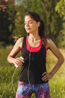 Göl kıyısında sportif kadın spor egzersizleri sunset bulvarında yapar.