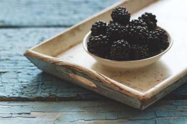 BlackBerry ahşap tepsi üzerinde beyaz kase