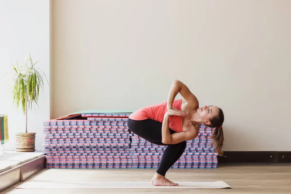 Mujer hace ejercicios de yoga — Foto de Stock