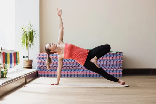 Mujer hace ejercicios de yoga — Foto de Stock