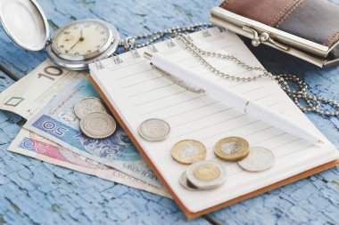 Küçük cüzdan, dizüstü bilgisayar ve cep saati ile Polonya Zlotisi