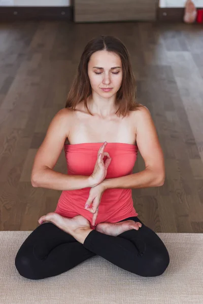 Mujer hace ejercicios de yoga — Foto de Stock