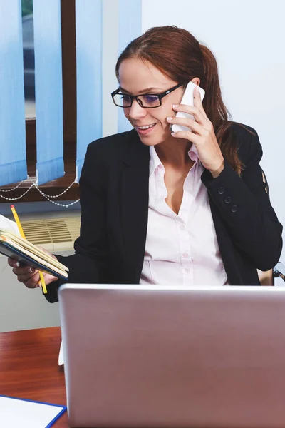 Biznes kobieta rozmawia przez telefon w biurze — Zdjęcie stockowe