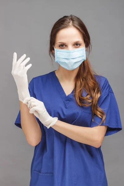 Kadın doktor mavi üniforma ve yüzünde maske — Stok fotoğraf