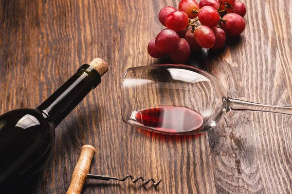 Cam şarap, tirbuşon, şişe ve üzüm ile