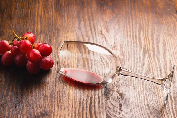 Szkło z winem obok kiści winogron — Zdjęcie stockowe