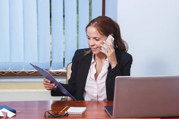 Biznes kobieta rozmawia przez telefon w biurze — Zdjęcie stockowe