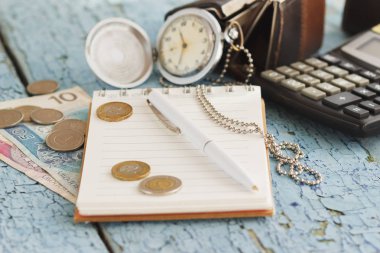 Polonya Zlotisi, cüzdan, cep saati, defter ve hesap makinesi, ahşap arka plan