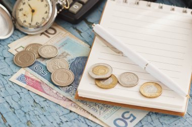 Polonya Zlotisi, cüzdan, cep saati, defter ve hesap makinesi, ahşap arka plan