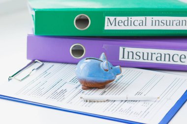 Klasörler, kumbara ve bir kalem