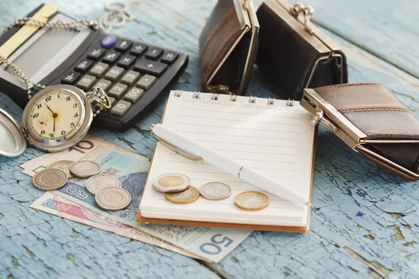 Zloty polaco, carteras, reloj de bolsillo, cuaderno y calculadora, fondo de madera — Foto de Stock