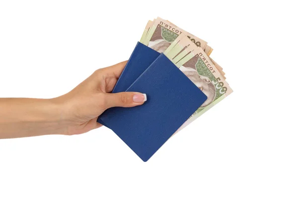 Ženská ruka drží pasy s bankovkami pět set hryvnias, izolované — Stock fotografie