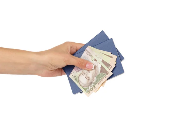 Ženská ruka drží pasy s bankovkami pět set hryvnias, izolované — Stock fotografie