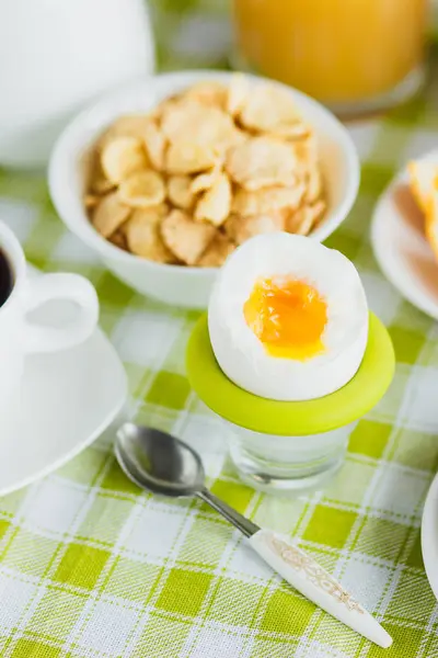 柔らかいゆで鶏の卵、コーヒー、ミューズリー、オレンジ ジュース — ストック写真