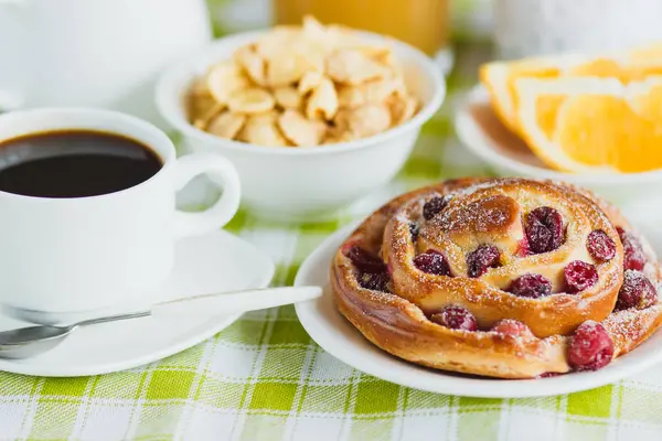 Taza de café, hornear, muesli y naranja — Foto de Stock