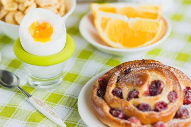 Yumuşak haşlanmış tavuk yumurta, pişirme, müsli ve turuncu