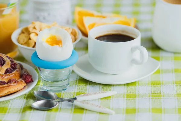 柔らかいゆで鶏の卵、コーヒー、ベーキング、ミューズリー、オレンジ ジュース — ストック写真