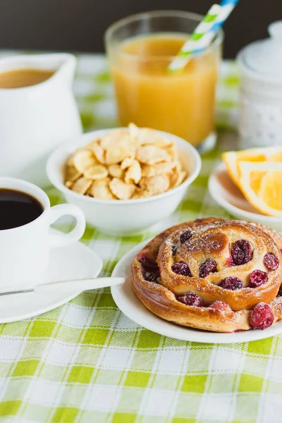 Taza de café, hornear, muesli y jugo de naranja — Foto de Stock